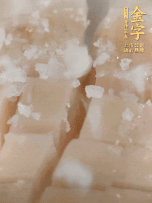鮑魚(yú)中加點(diǎn)鹽、蠔油抓拌一下。