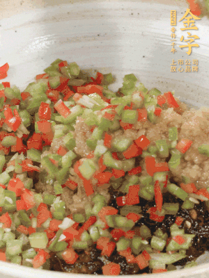 XO醬、蒜蓉醬、青紅椒粒攪拌成醬料。
