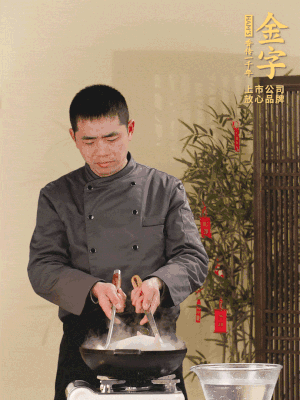 整只土雞冷水下鍋，加蔥姜、料酒焯水，撈出后用溫水清洗干凈。