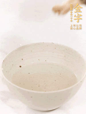 羊肚菌流水洗凈2遍后，溫水泡發(fā)15-20分鐘。
