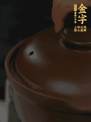 雞、火腿、姜片一起放入砂鍋中，大火轉(zhuǎn)小火燉2小時(shí)。