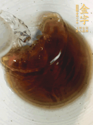黃酒中加清水、蒸魚豉油、白砂糖混合均勻。