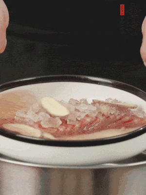 置于盤(pán)中，加冰糖100g、黃酒100g、水200g，上鍋蒸20分鐘。