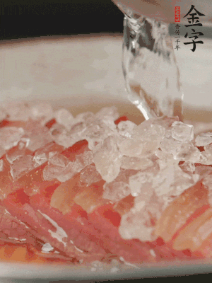 依舊放上冰糖100g、黃酒100g、水200g，鍋中再蒸15分鐘。