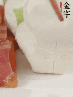 生菜切段，放入荷葉夾。