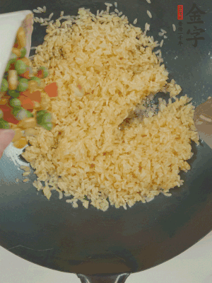 下豌豆粒、胡蘿卜粒、玉米粒。（買(mǎi)現(xiàn)成冷凍的雜菜即可，非常方便）