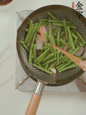 下掰好的缸豆段翻炒，略燜煮。
