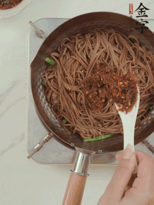 下蕎麥面，淋上少許醬油，加2勺金字火腿大師醬略翻炒即可。