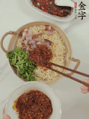 在面上鋪魷魚、香菜、金字火腿大師醬。