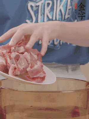 排骨剁小塊，加姜片、料酒沸水下鍋焯水。