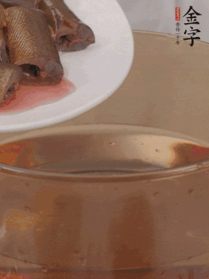 處理干凈的黃鱔段，加姜片、料酒沸水下鍋焯水。撈出用涼水沖洗干凈。