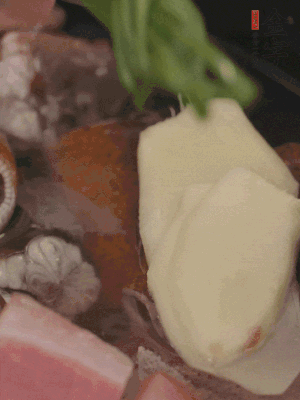 加姜片、蔥結、料酒。