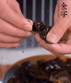 木耳冷水泡發(fā)，處理成小塊。（如果是小木耳就不用切了）