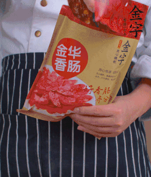 香腸切成斜片，小米辣切成斜片。