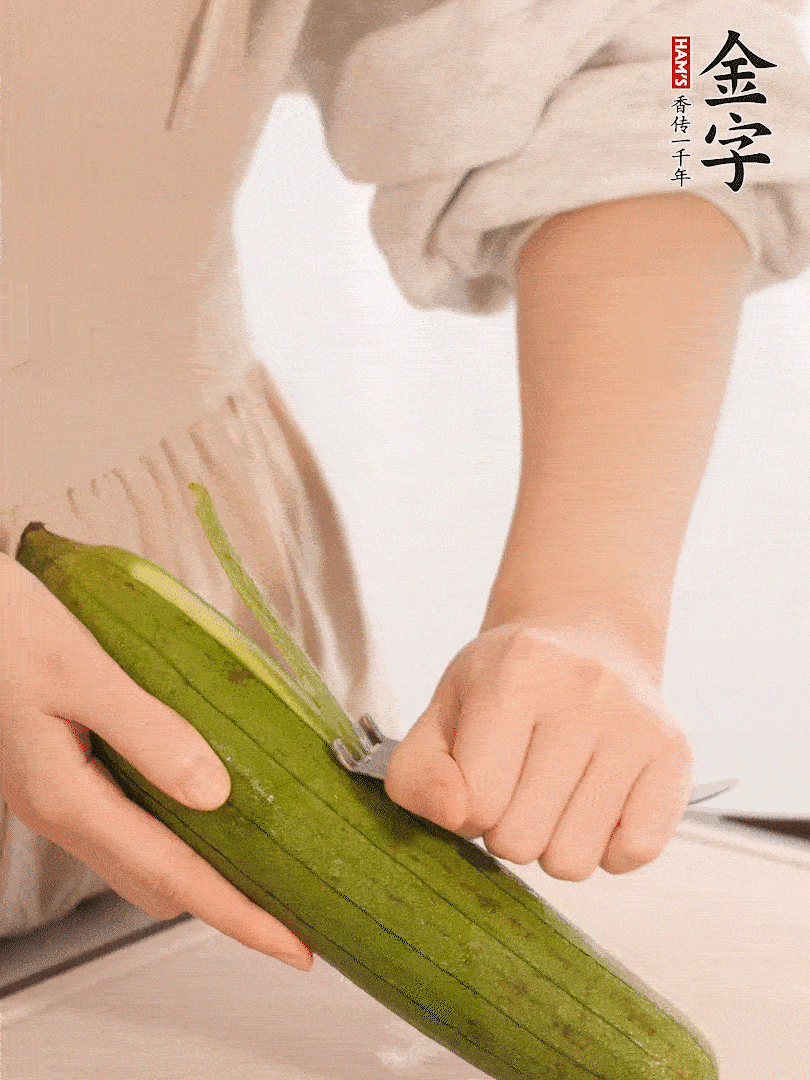 絲瓜去皮切滾刀塊用鹽殺一下水分洗凈。