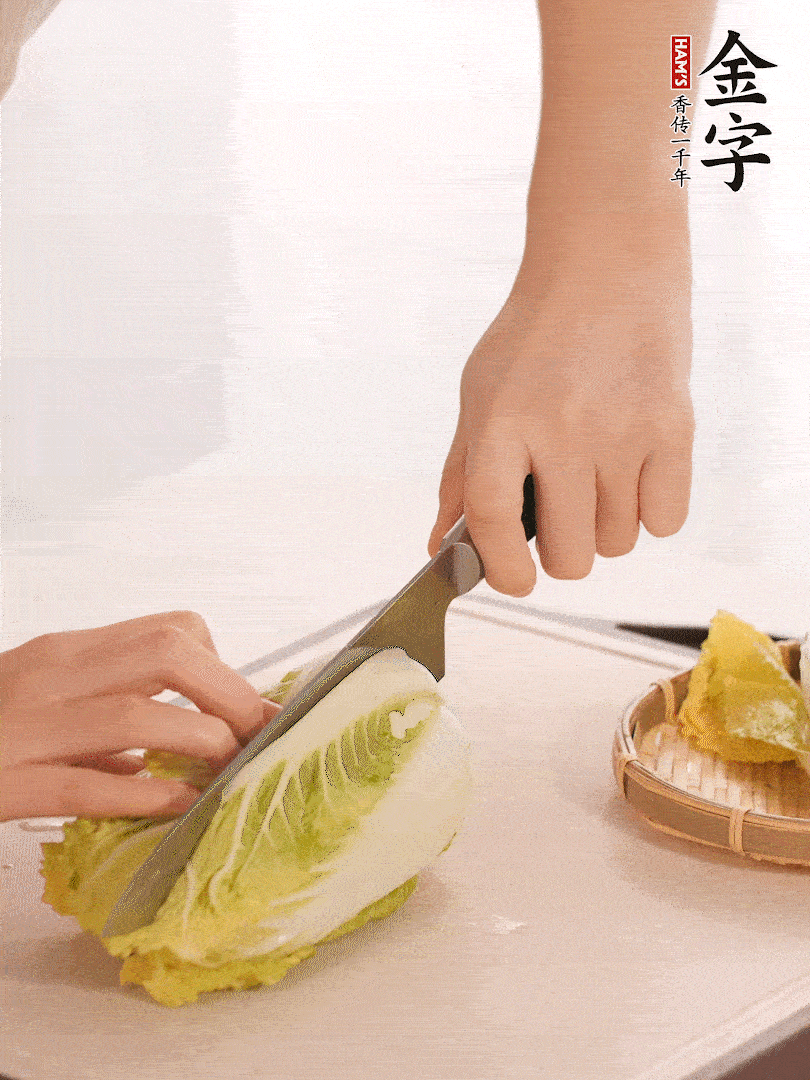 生姜切末，白菜改刀成成塊。
