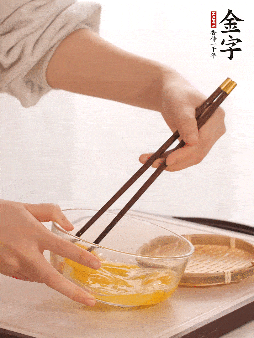 兩顆雞蛋打散。