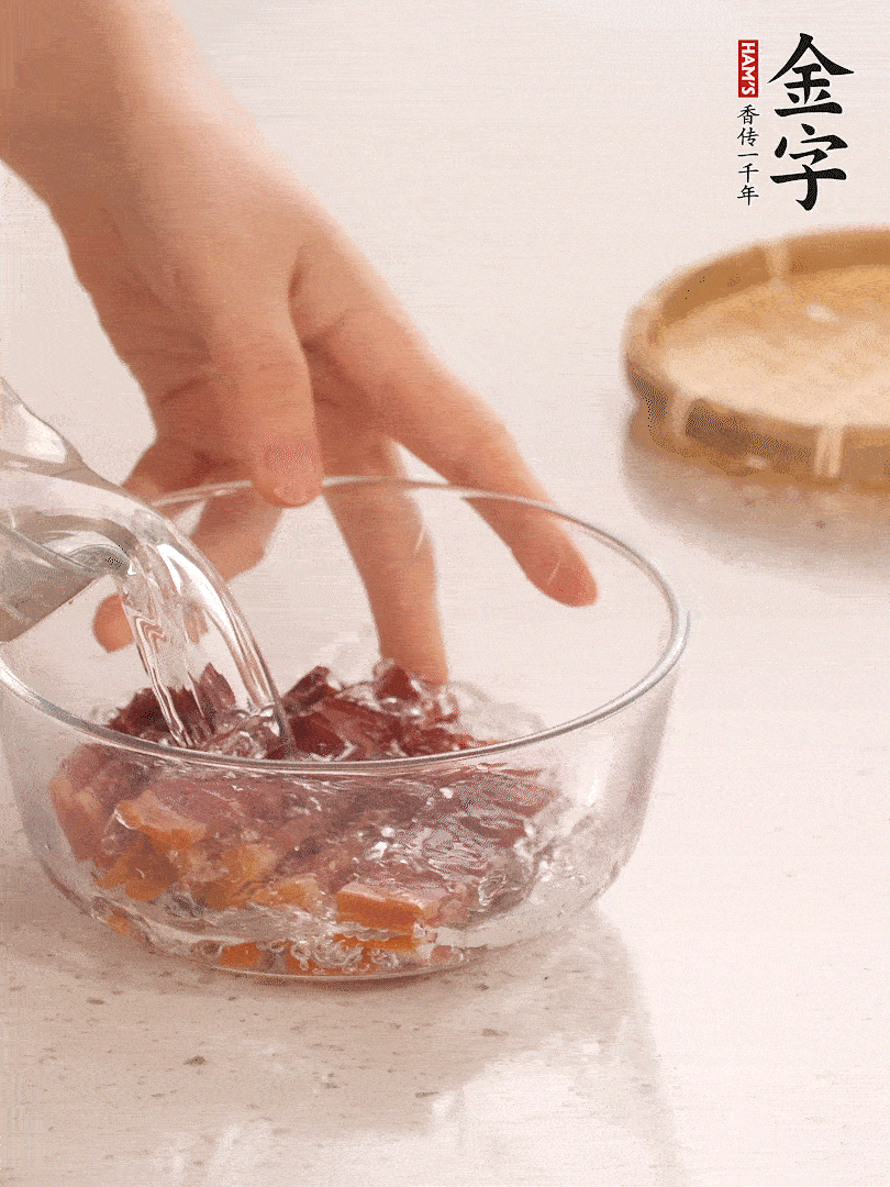 金字火腿切片，溫水泡5分鐘。