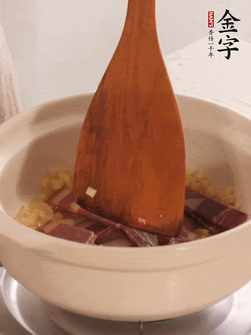 加熱水，加入白菜蓋上蓋子煨煮3分鐘。