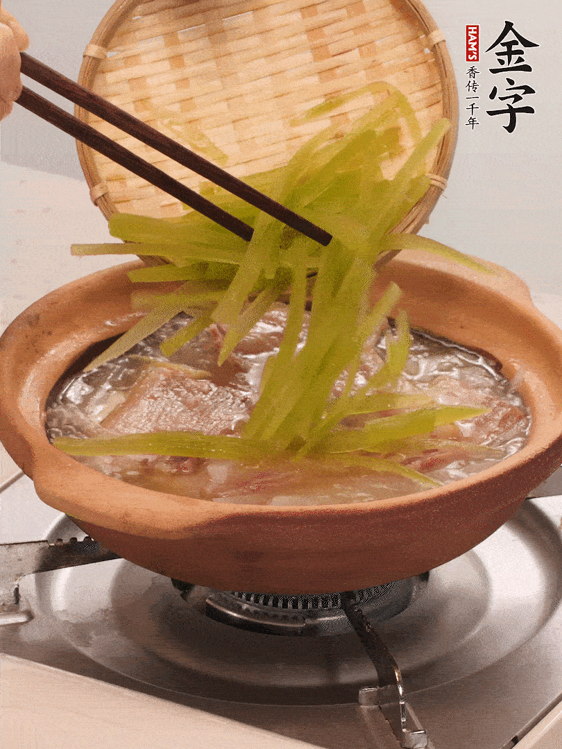 倒入熱水煮開后，轉(zhuǎn)小火燉煮10分鐘，呈奶白色湯底。