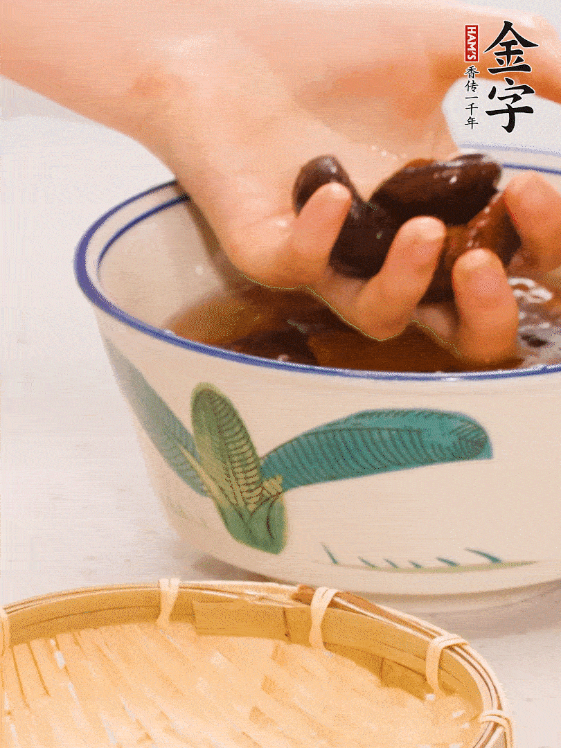干香菇提前泡發(fā)切片，泡香菇水留著備用。