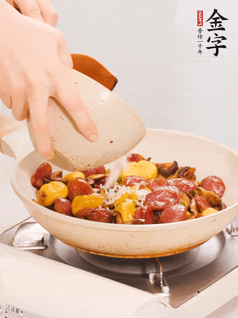 把米淘洗干凈，放入切好的香菇、板栗、毛豆。