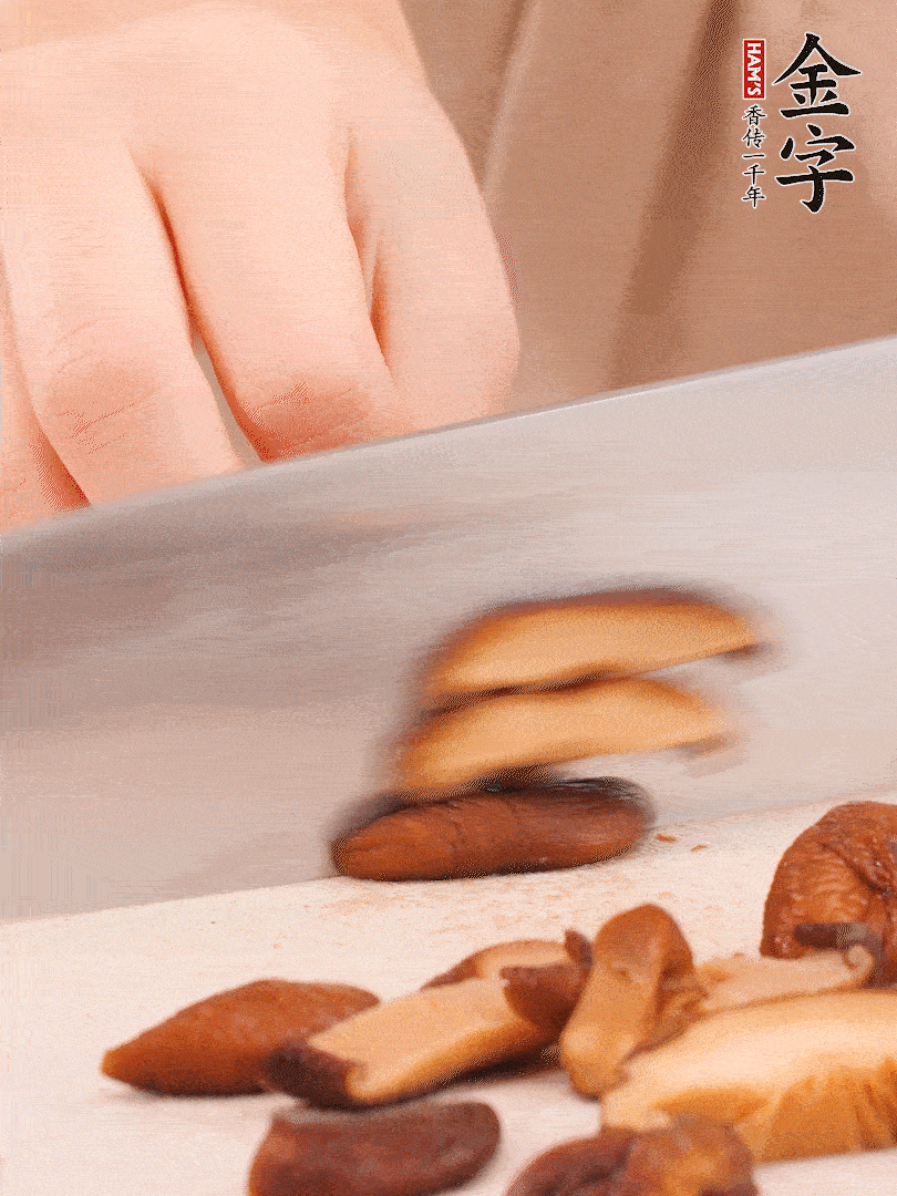 干香菇泡發(fā)，切成小塊。
