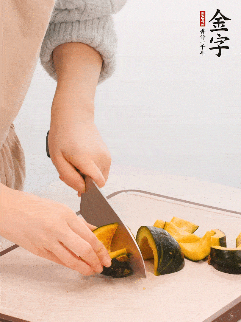 貝貝南瓜切小塊，生姜切成姜絲。
