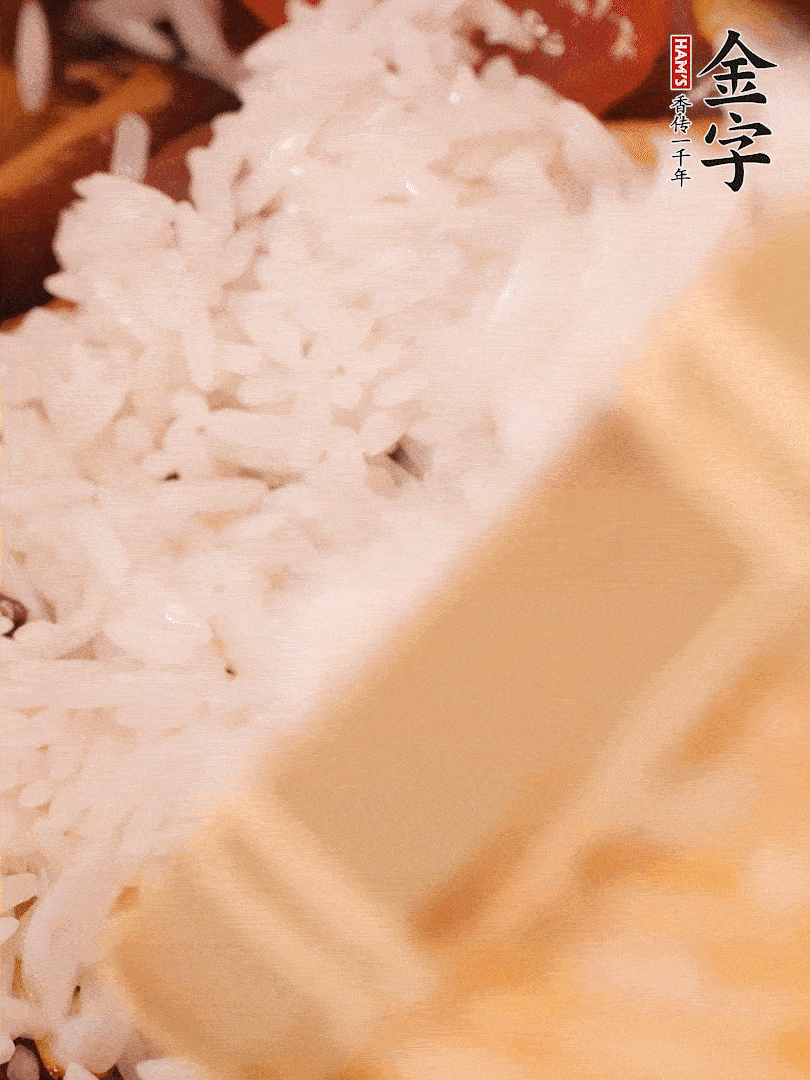 接著倒入提前浸泡的大米，加生抽、食鹽、白胡椒粉，一起翻炒均勻。