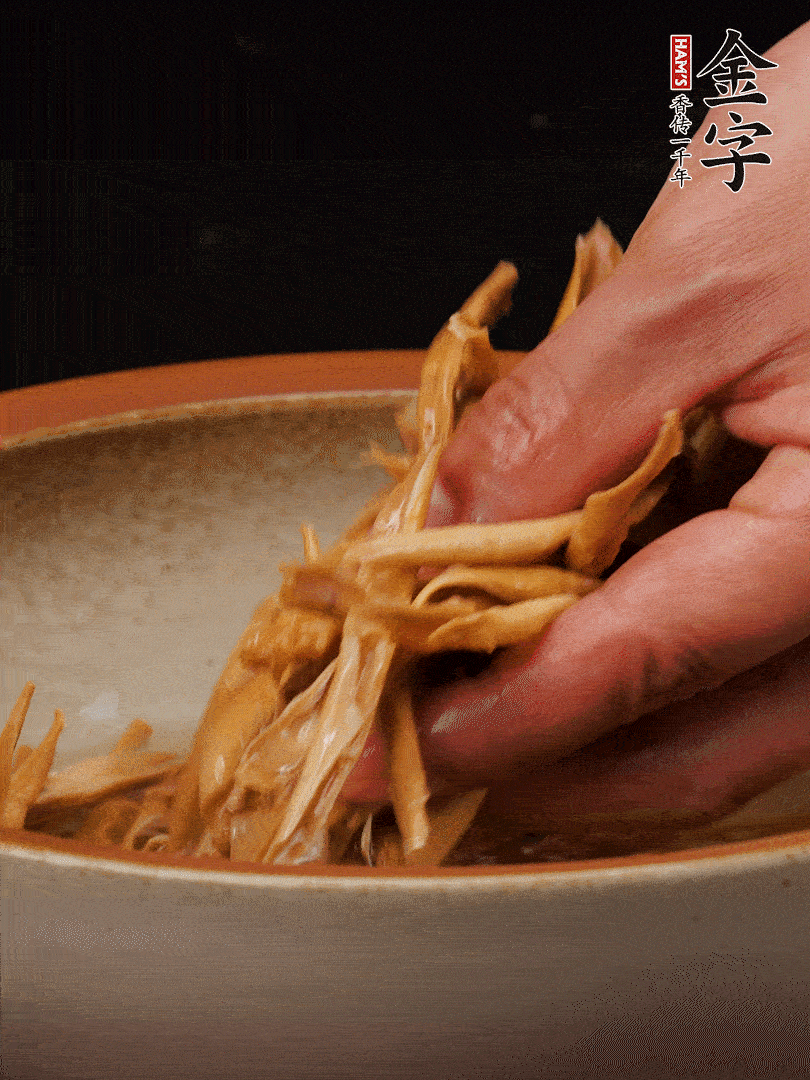 農(nóng)家土筍尖提前泡軟，用刀劃成細(xì)絲，這樣會更加入味。