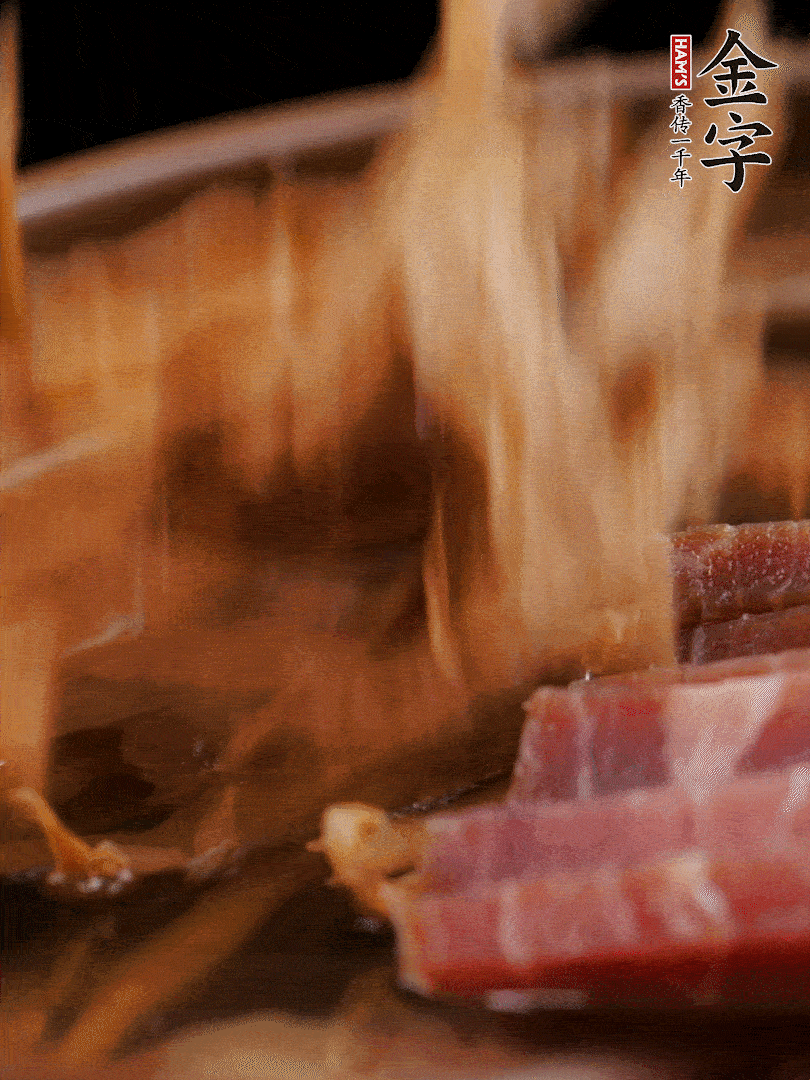 大筒骨、金字火腿、姜片、黃酒一起放入砂鍋，加筍干燉煮40分鐘。（如果家里有高壓鍋，用高壓鍋把高湯壓出來更鮮濃。）