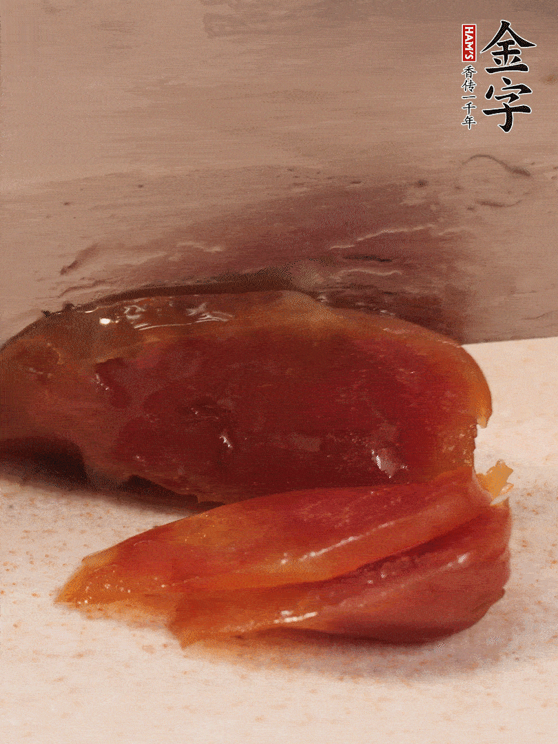 臘腸煮熟后，切薄片