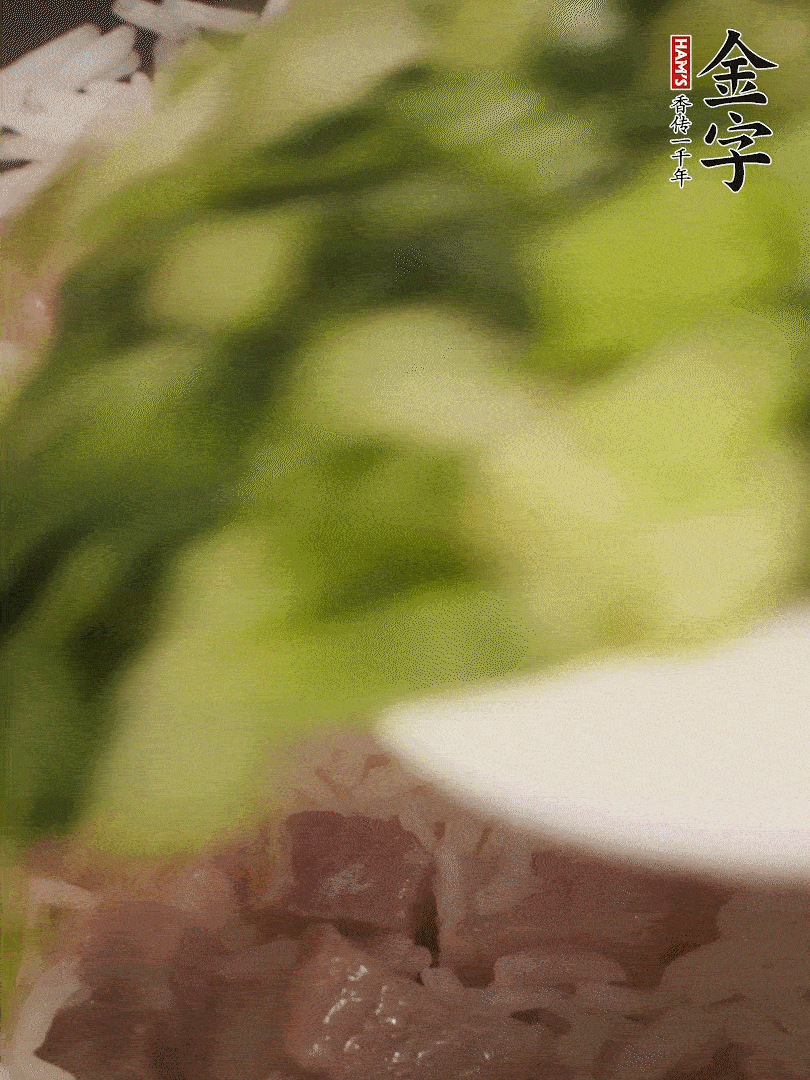 將燜煮好的米飯，倒入炒熟的蔬菜中，翻炒均勻鍆繼續(xù)燜煮5分鐘