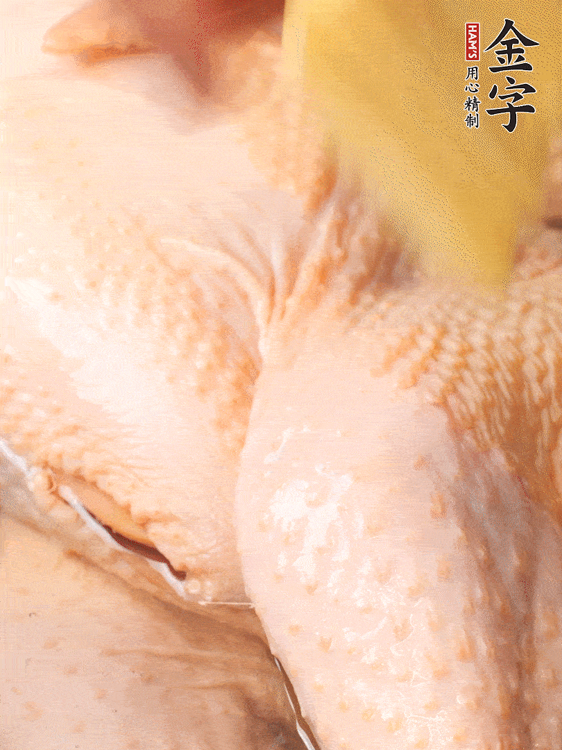 老母雞去頭去尾，斬去雞爪。冷水入鍋，加料酒、蔥姜焯水，煮出浮沫后撈出，用清水洗凈