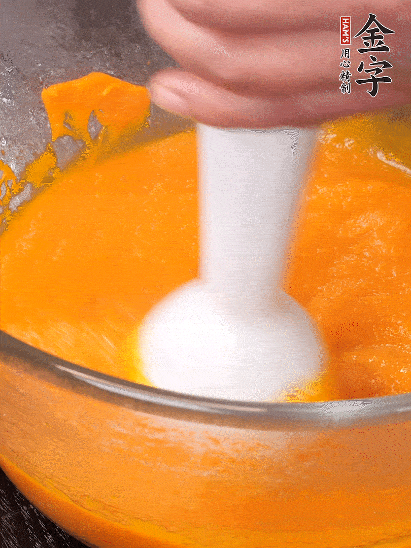 300g南瓜，去皮去瓤切滾刀塊，大火蒸8分鐘，料理機打成泥，篩網(wǎng)過篩成泥