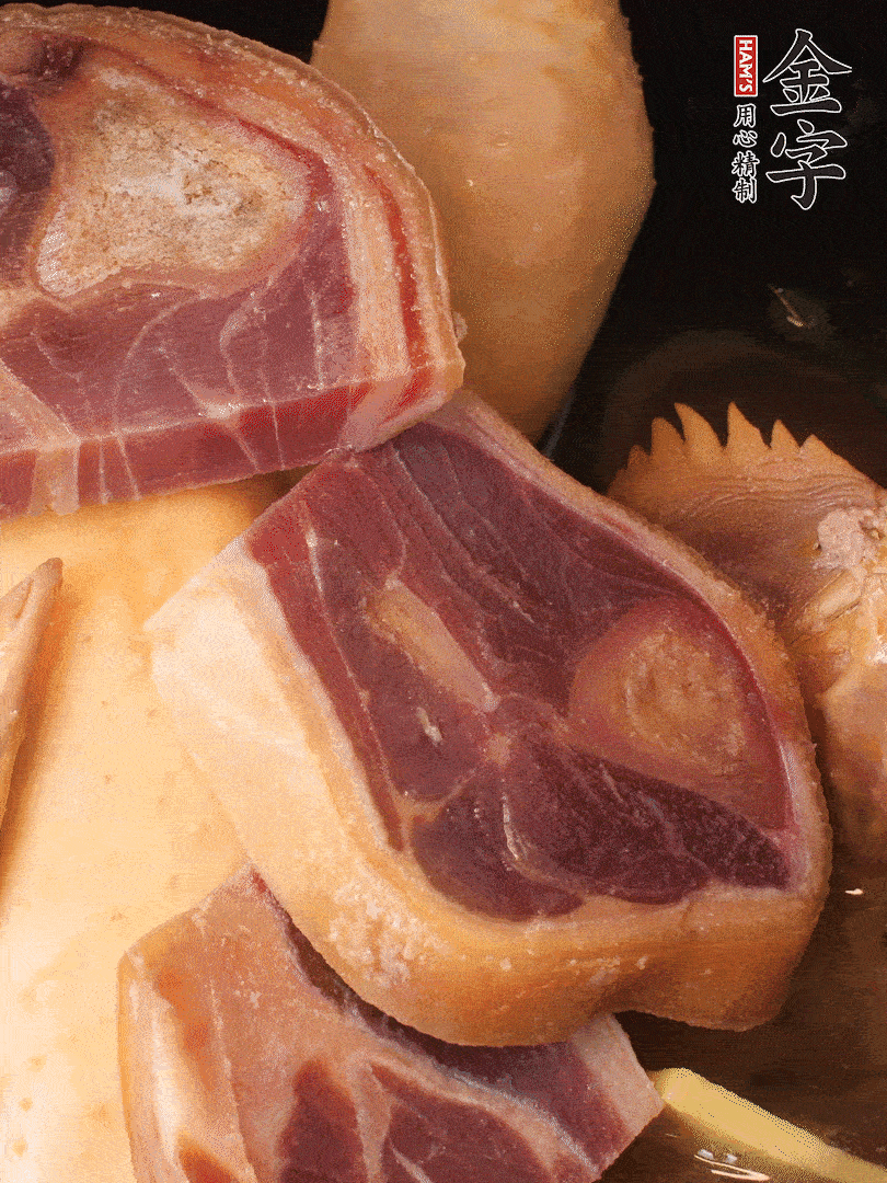 火踵、老母雞加蔥、姜、料酒、清水，大火燒開后轉小火，燉1小時