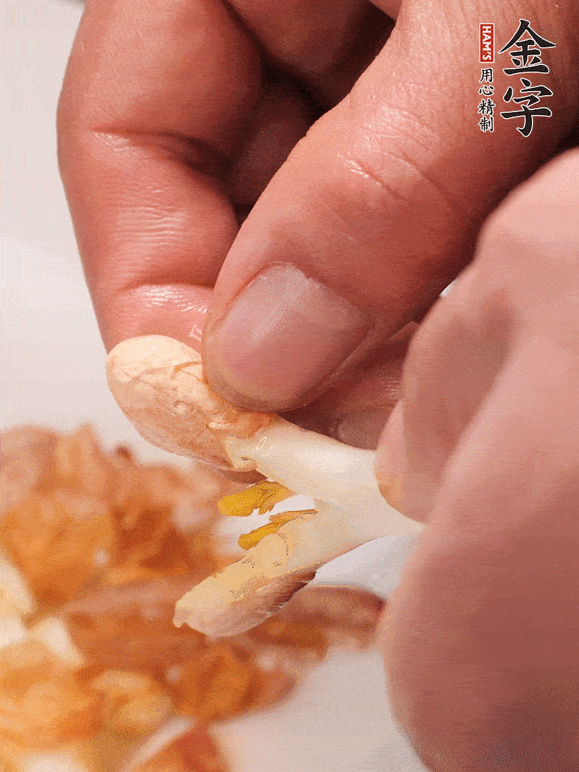 花生芽切段。開(kāi)水焯水1分鐘，去掉頂部的花生皮