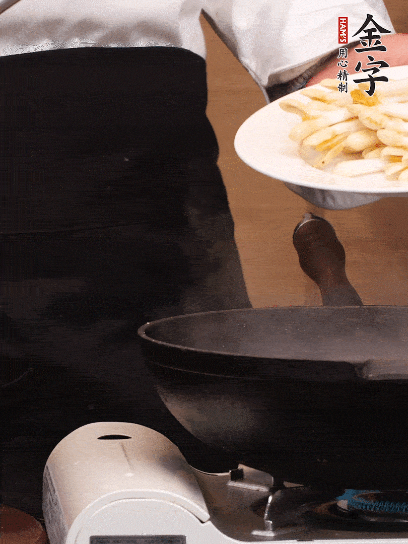 鍋中少許油，下花生芽