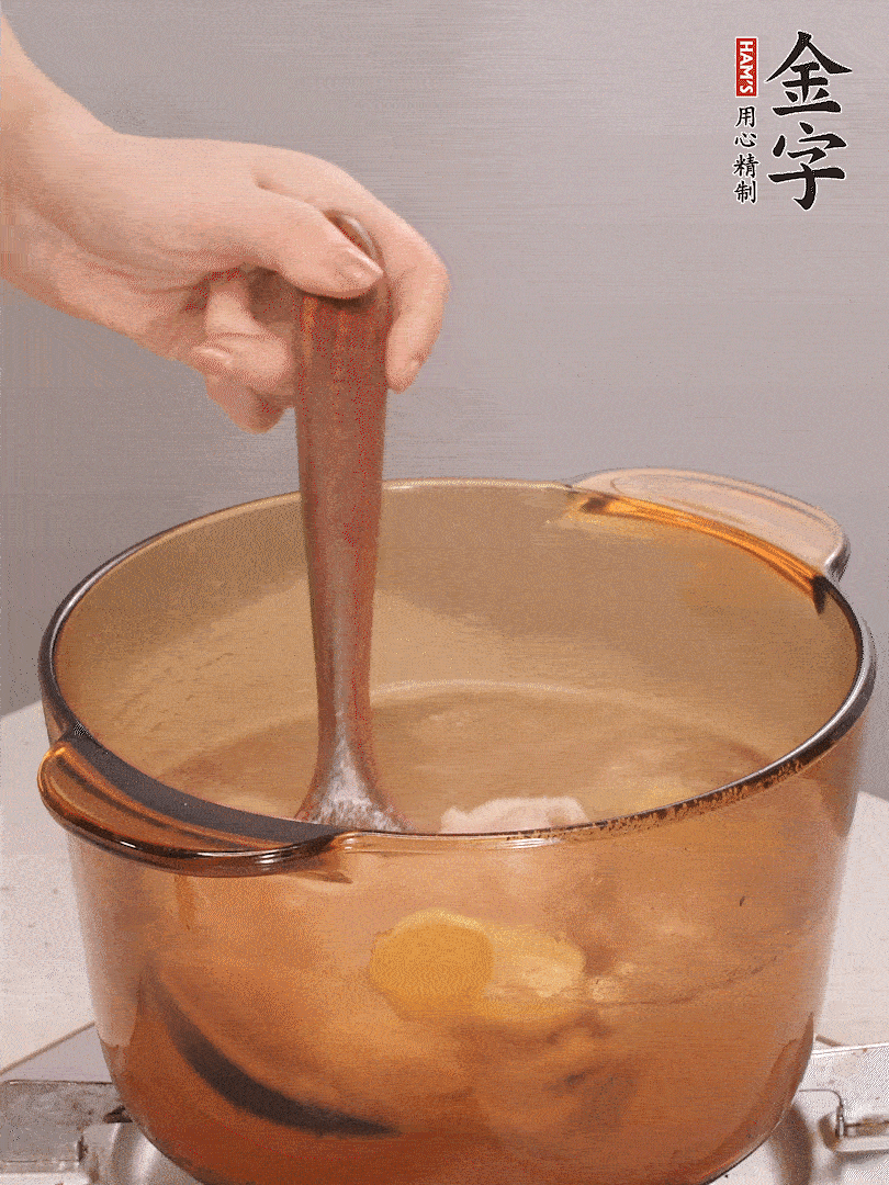 鴨腿冷水下鍋，加姜片、料酒焯水