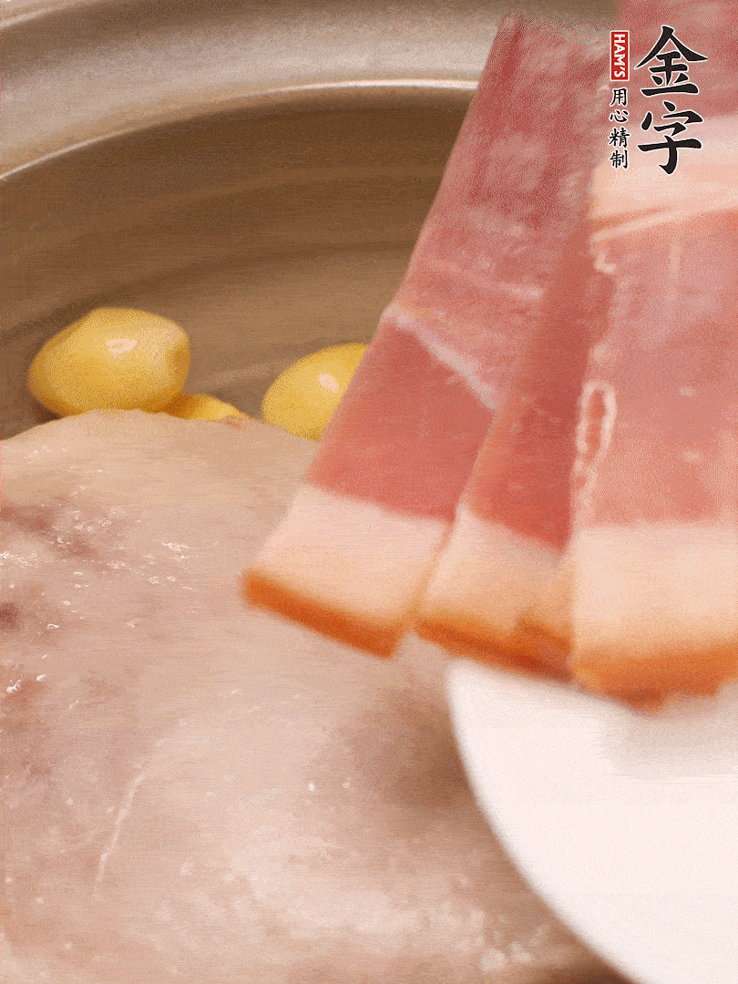 鴨肉、白果、火腿、生姜一起放入砂鍋，清水沒(méi)過(guò)食材，大火燉煮1小時(shí)