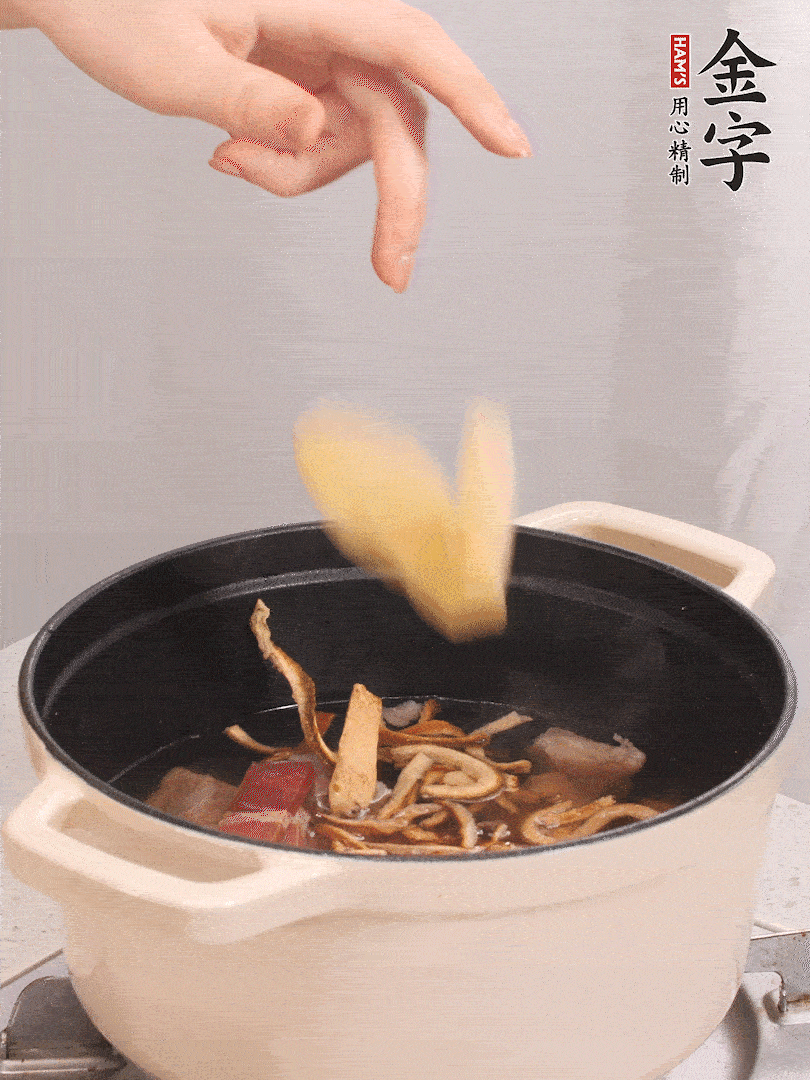 鍋中放牛腩、火腿，然后放入比食材多3倍的水；再放橘子皮、姜片、白胡椒粒燉煮90分鐘