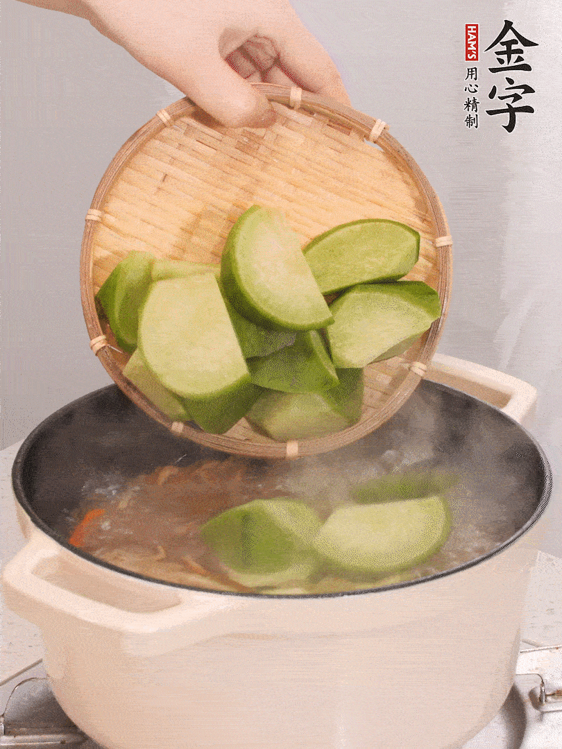 加入青、紅蘿卜再煲半小時。