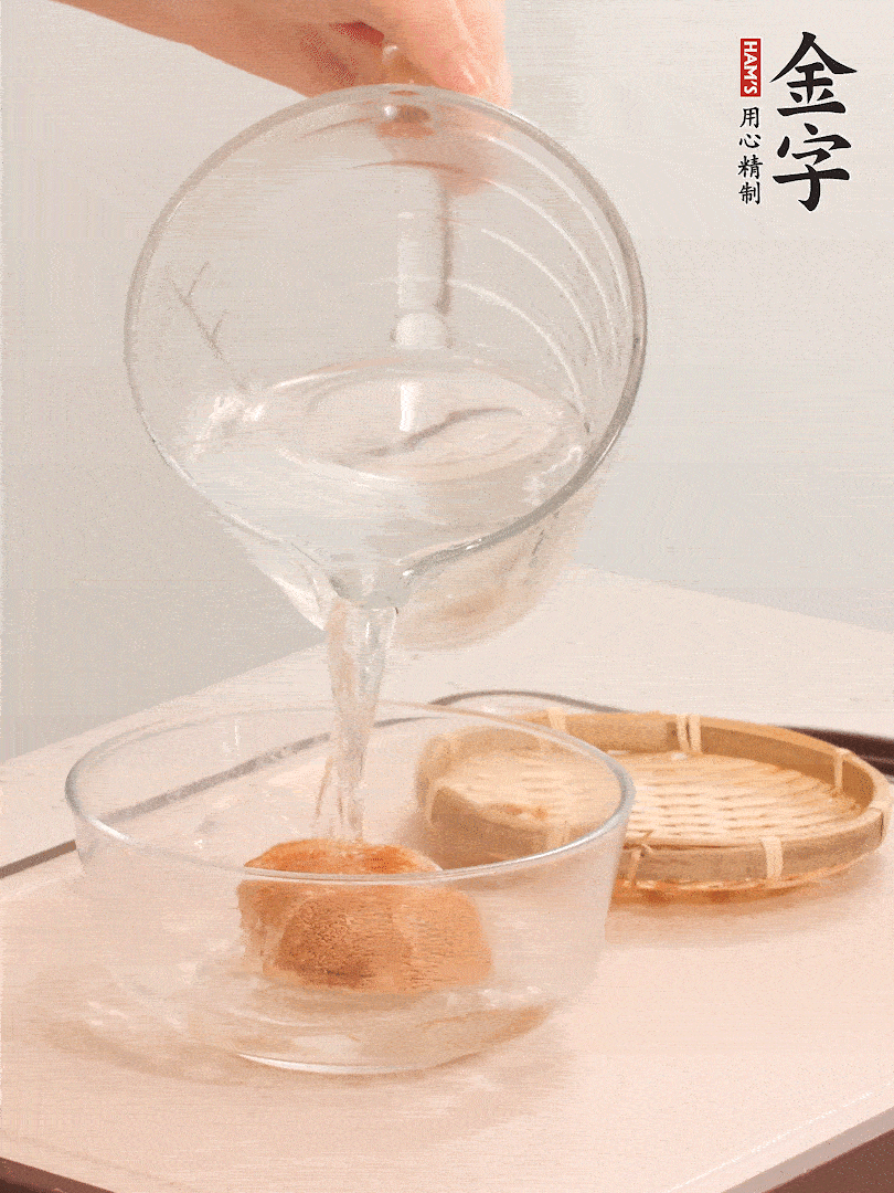猴頭菇至少泡發(fā)半小時(shí)，將浸泡后的黃水?dāng)D干；