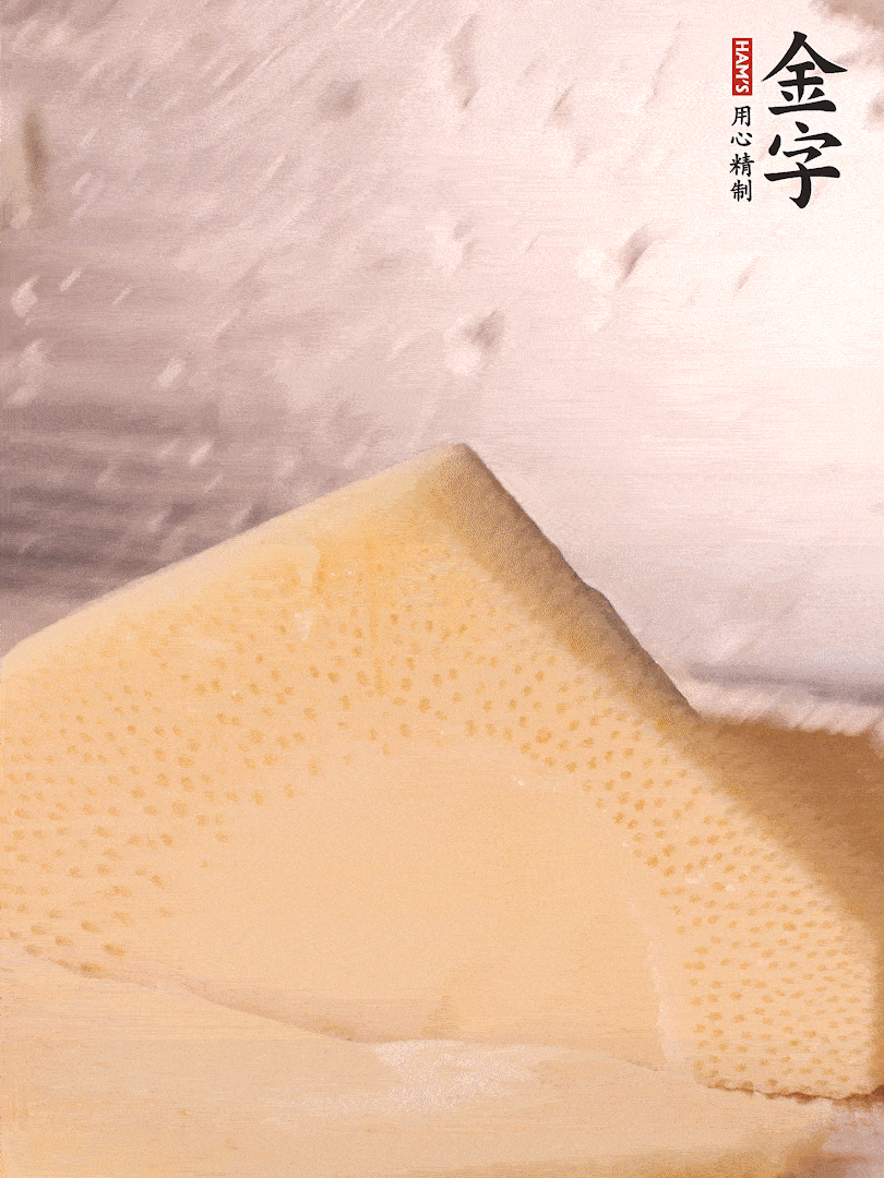 冬筍處理干凈，切滾刀塊，開水焯燙去除澀味