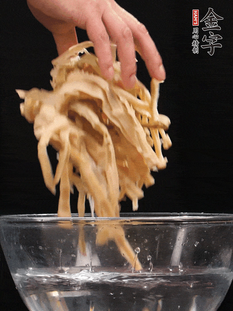 天目山筍干1把，清洗表面鹽分，用手撕成長(zhǎng)條
