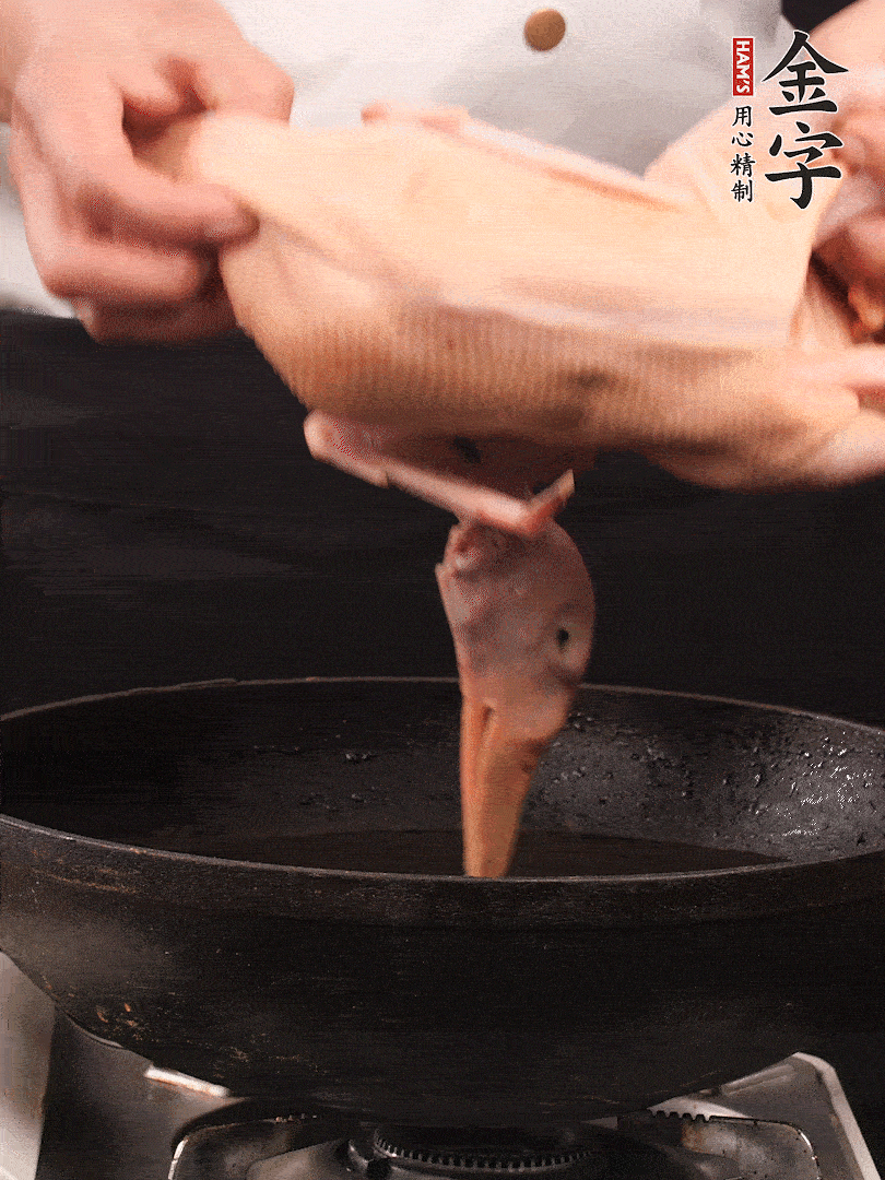 處理干凈的老鴨1只，黃酒小半碗，姜幾片，一起放入冷水，煮沸焯水3分鐘，去除血沫