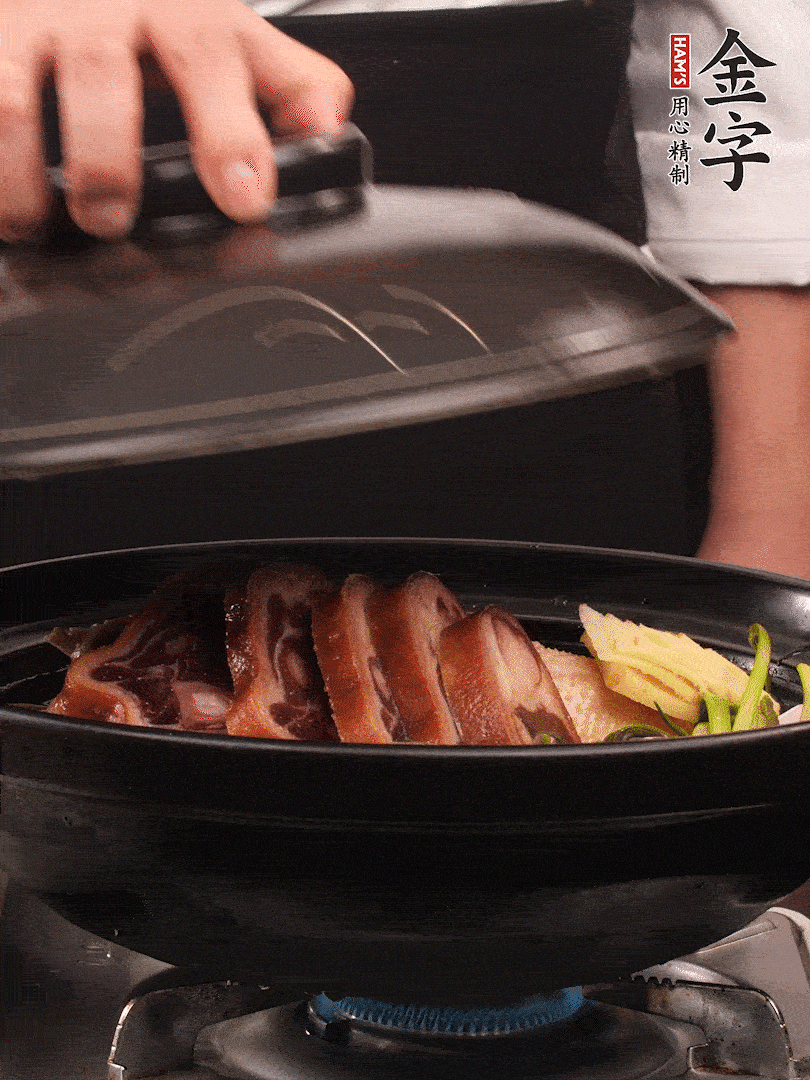砂鍋蓋蓋子密封，大火燒開(kāi)后轉(zhuǎn)小火，燜煮2小時(shí)