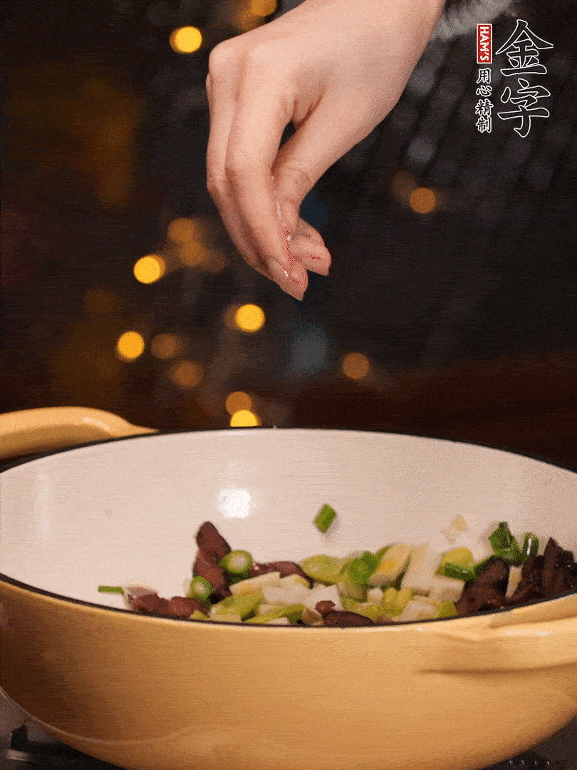 可以加點點水，再加菜苔，加點鹽、味精調味