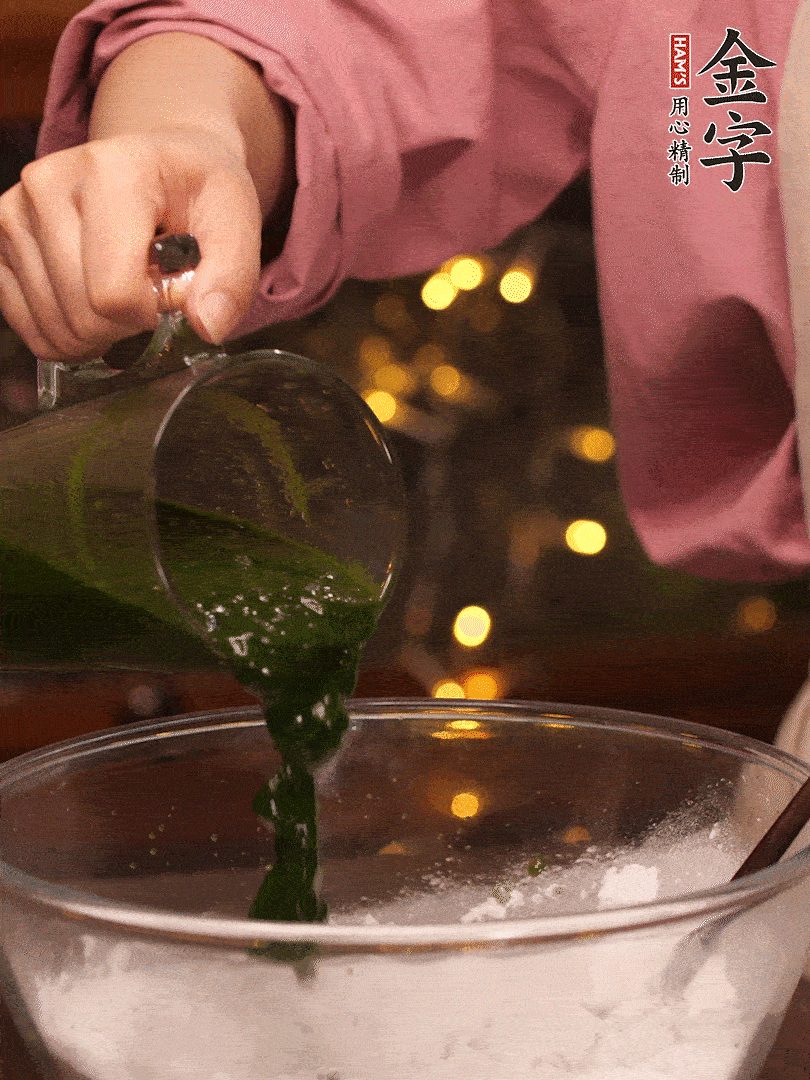 清明粿粉，分次加艾草泥，加點(diǎn)油揉2分鐘