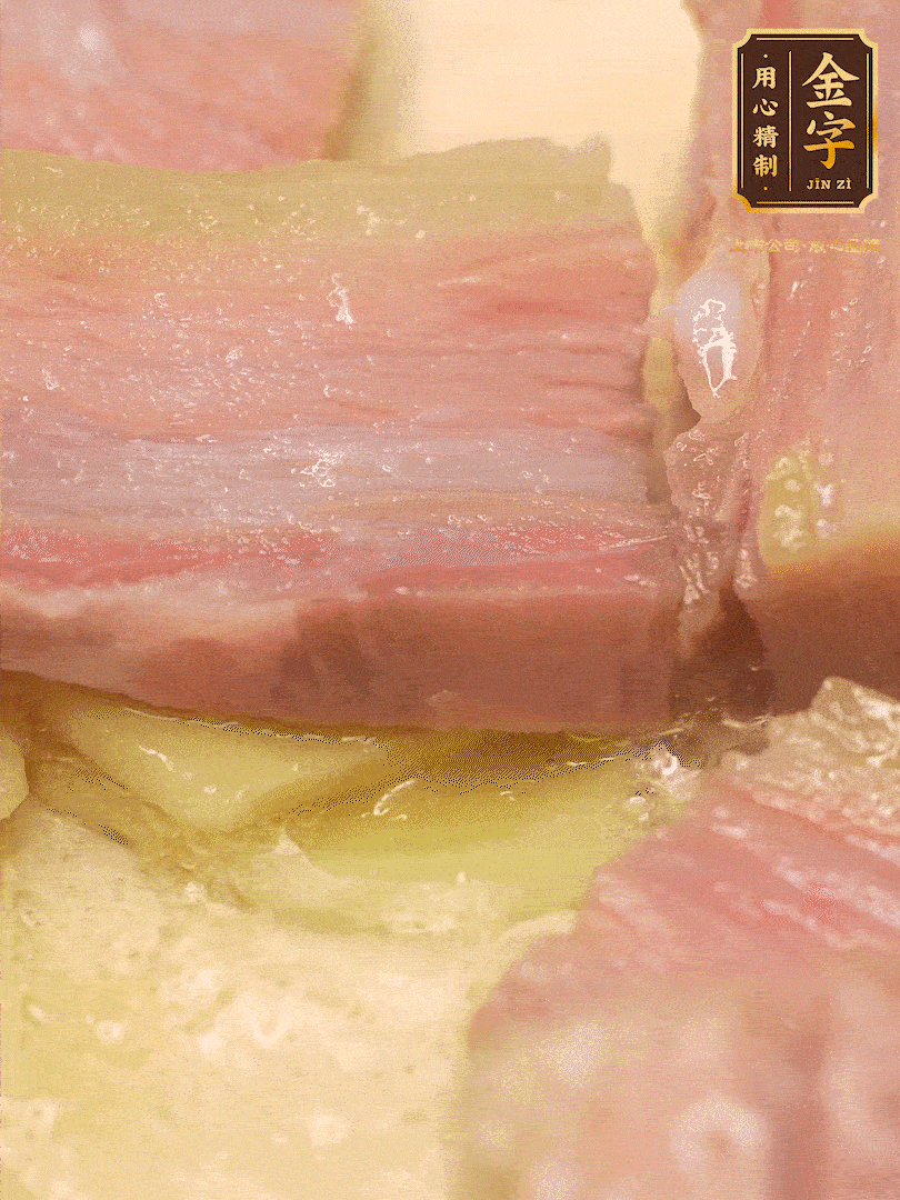 鍋內(nèi)熱油放點(diǎn)姜絲，煸香咸肉